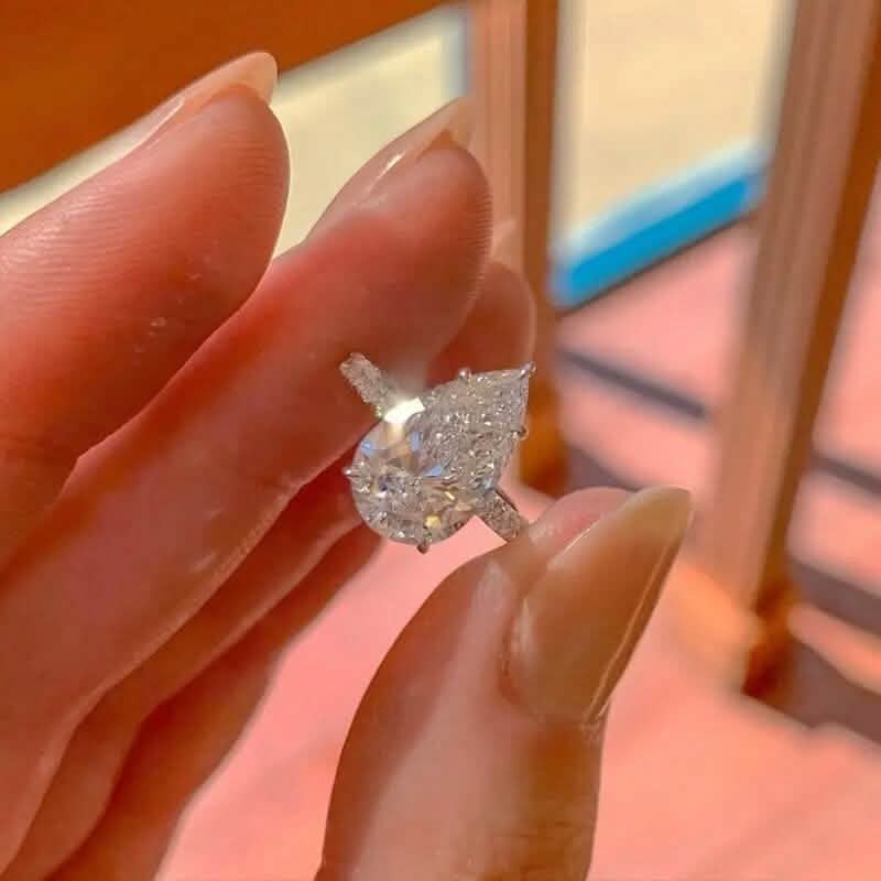 Eleganter Verlobungsring mit tropfenförmigem Zirkonia