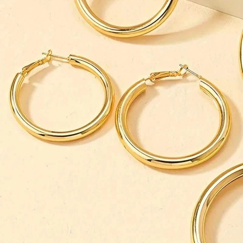 Elegante, trendige und glänzende goldene Creolen