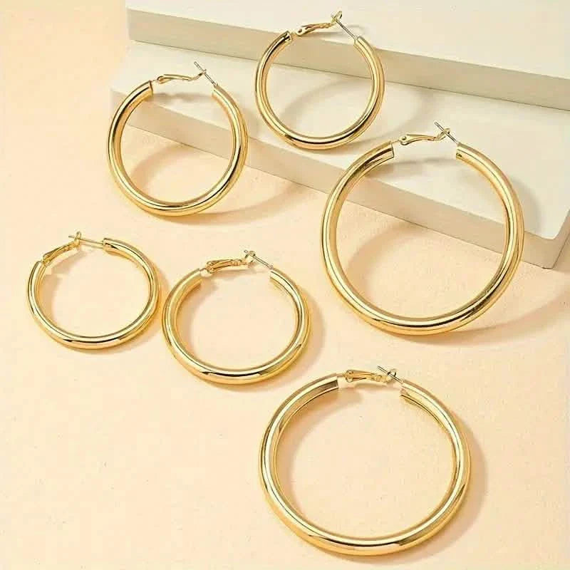 Elegante, trendige und glänzende goldene Creolen