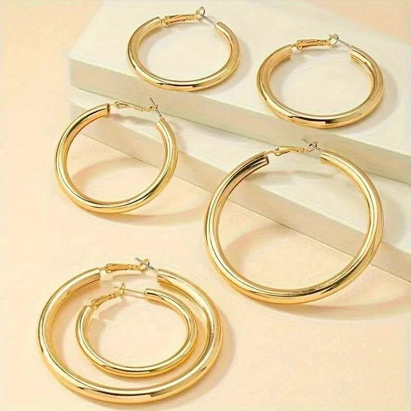 Elegante, trendige und glänzende goldene Creolen