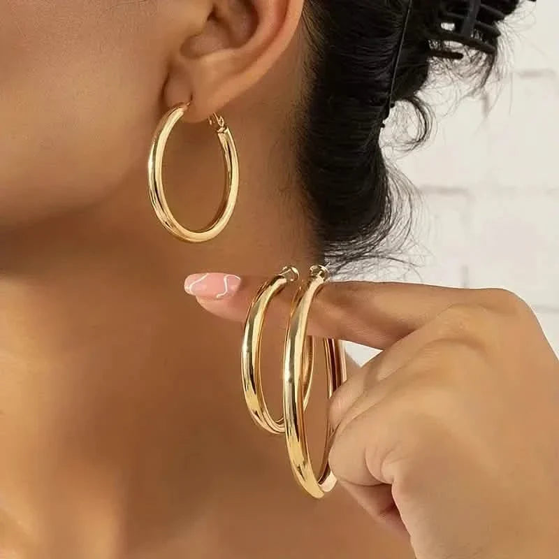 Elegante, trendige und glänzende goldene Creolen