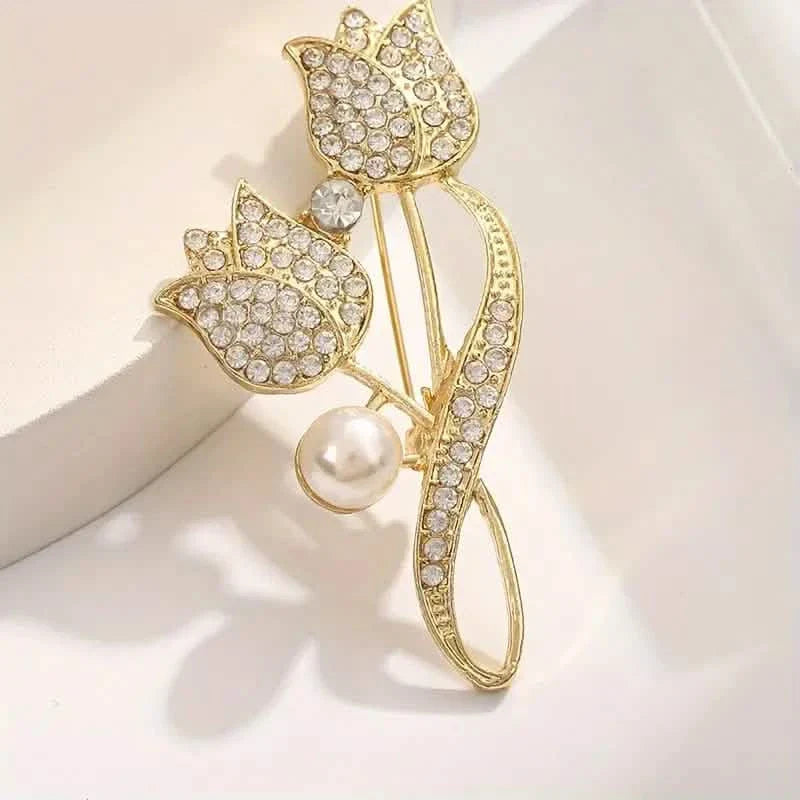 Exquisite tulpenförmige Brosche mit Kunstperlen, verziert mit künstlichem Diamanten