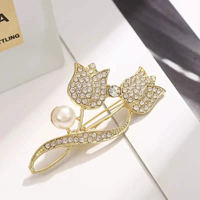Exquisite tulpenförmige Brosche mit Kunstperlen, verziert mit künstlichem Diamanten