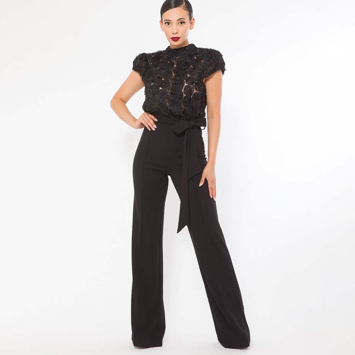 Jumpsuit mit Blumenspitze und modischen Details