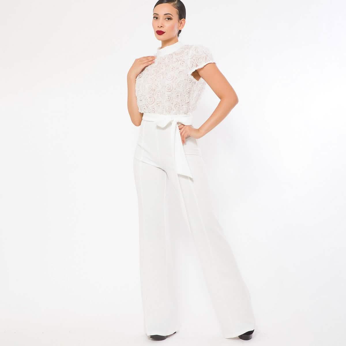 Jumpsuit mit Blumenspitze und modischen Details
