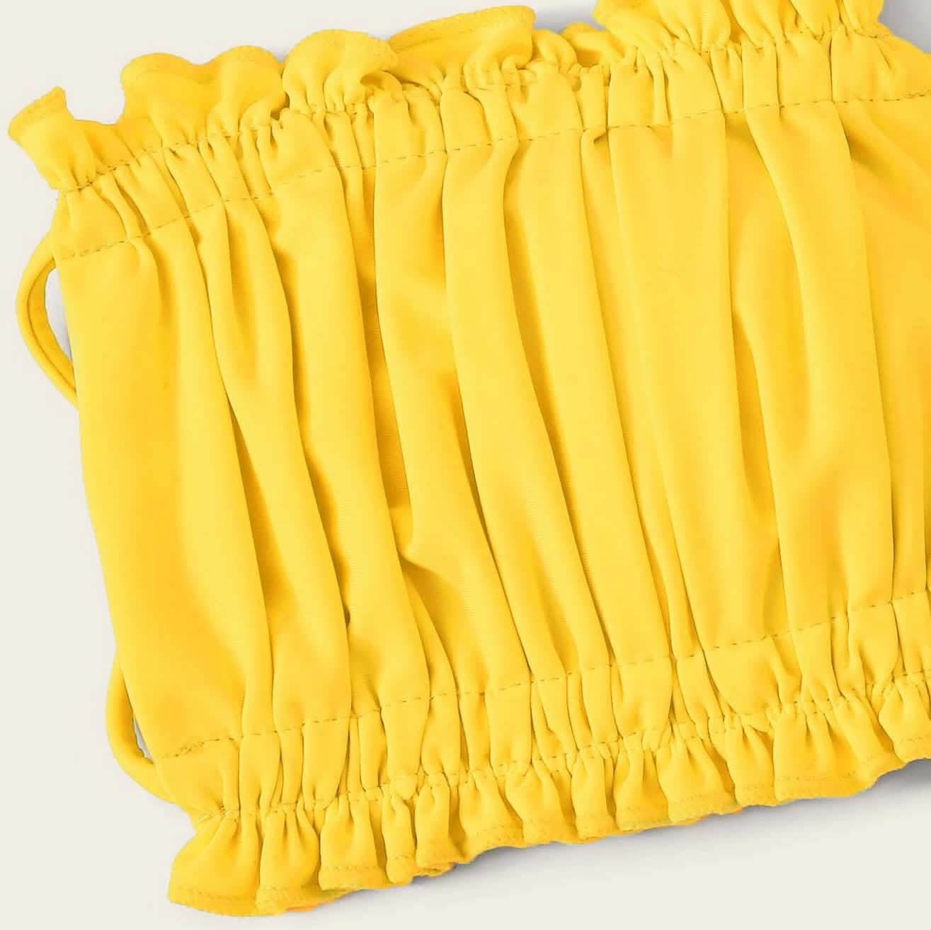 Bikini-Set mit Bandeau-Oberteil mit Rüschensaum und seitlich gebundenem Höschen