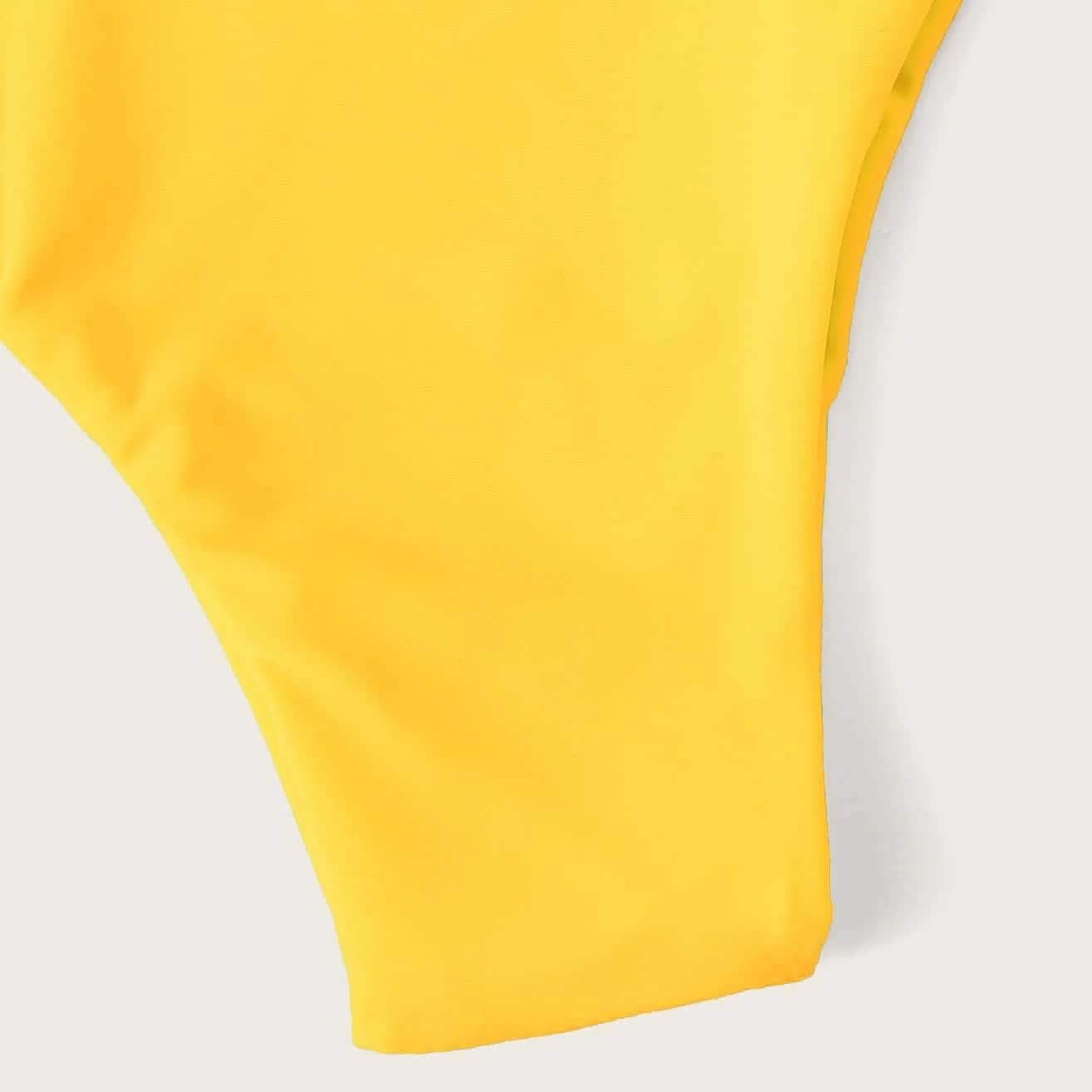 Bikini-Set mit Bandeau-Oberteil mit Rüschensaum und seitlich gebundenem Höschen