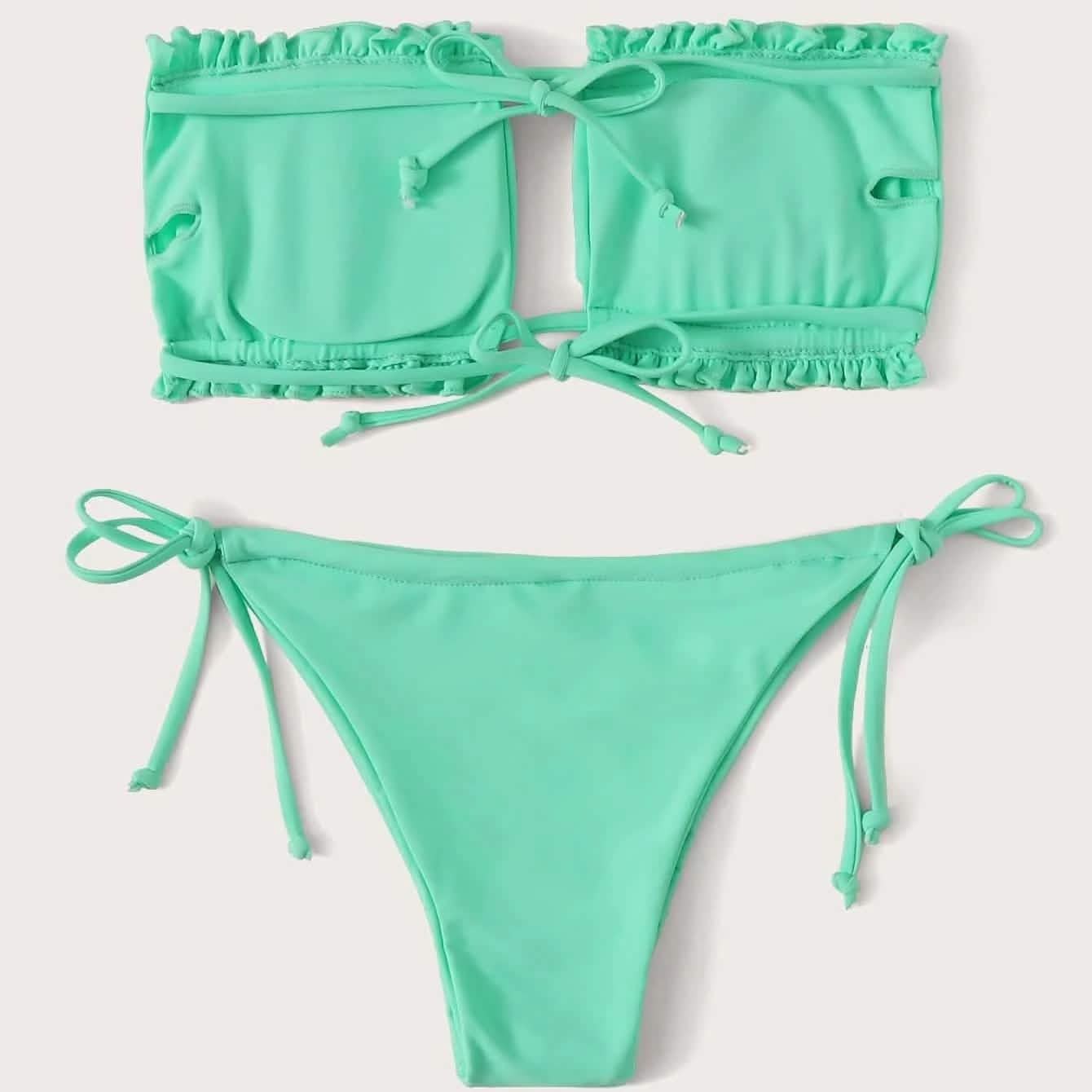Bikini-Set mit Bandeau-Oberteil mit Rüschensaum und seitlich gebundenem Höschen