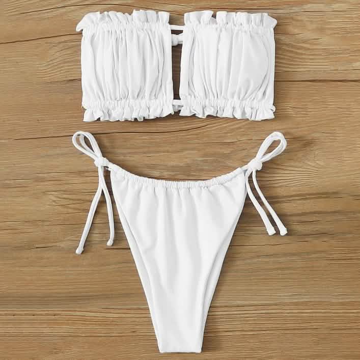 Bikini-Set mit Bandeau-Oberteil mit Rüschensaum und seitlich gebundenem Höschen