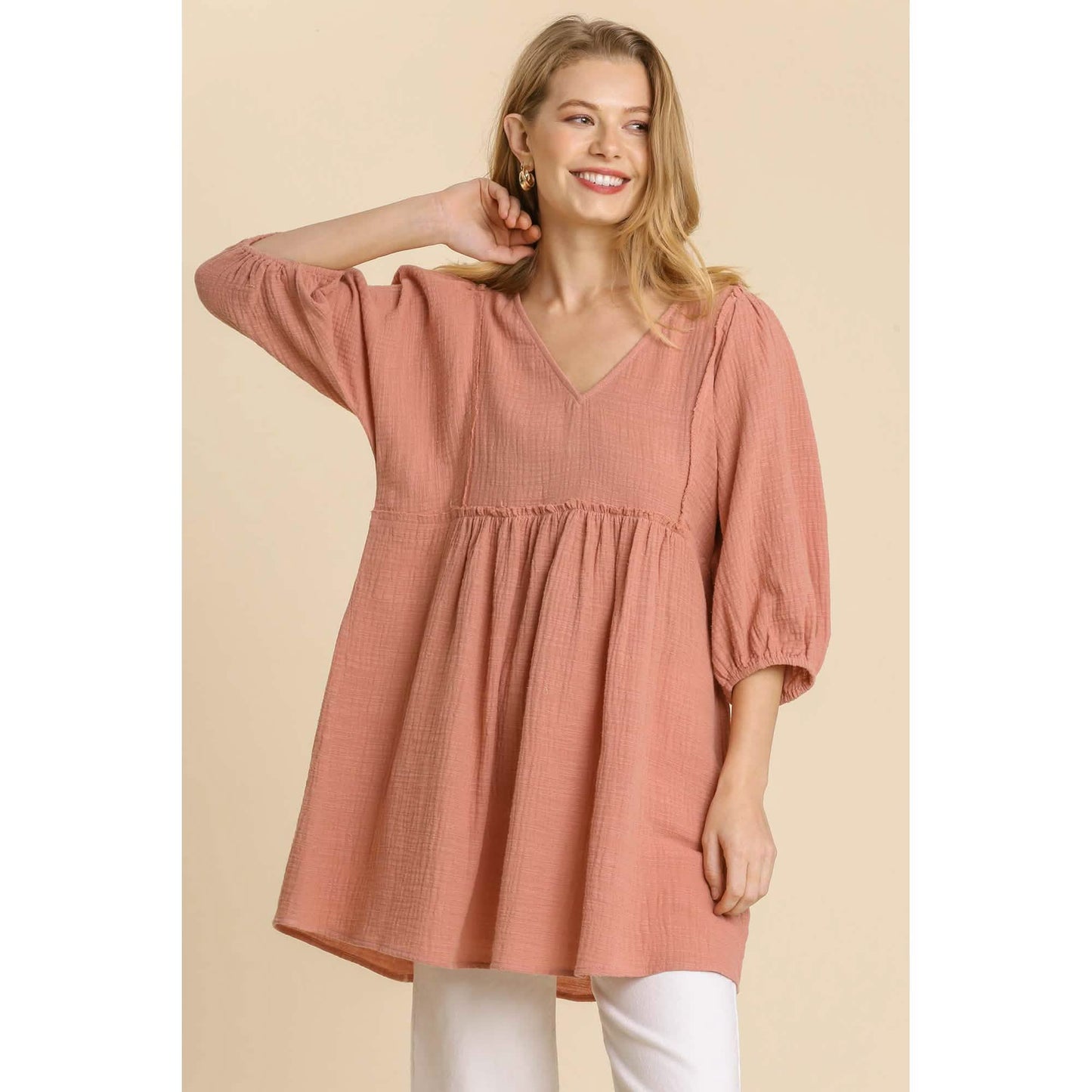 Tunika-Kleid aus Gaze-Slub mit V-Ausschnitt und ausgefranstem Saum