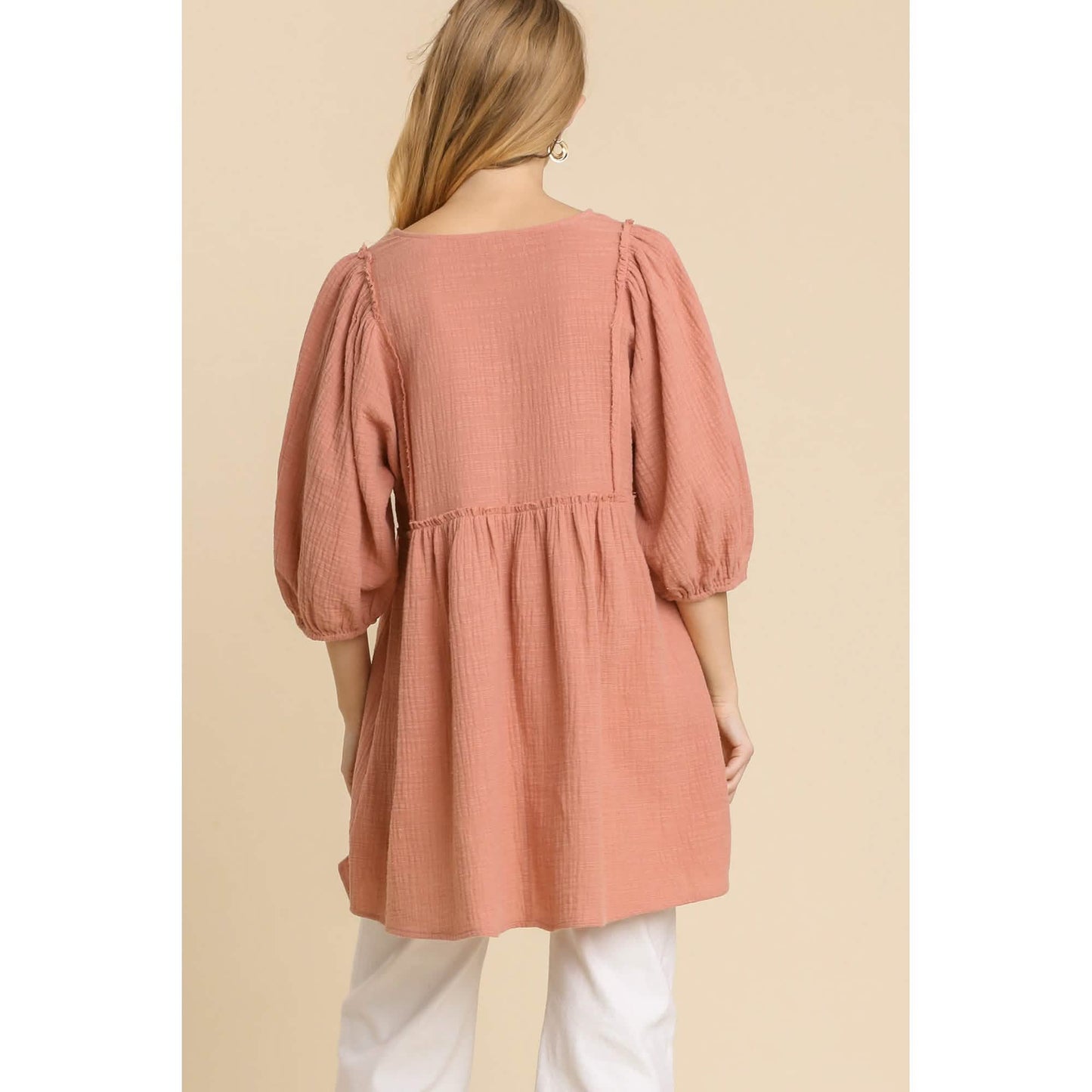 Tunika-Kleid aus Gaze-Slub mit V-Ausschnitt und ausgefranstem Saum