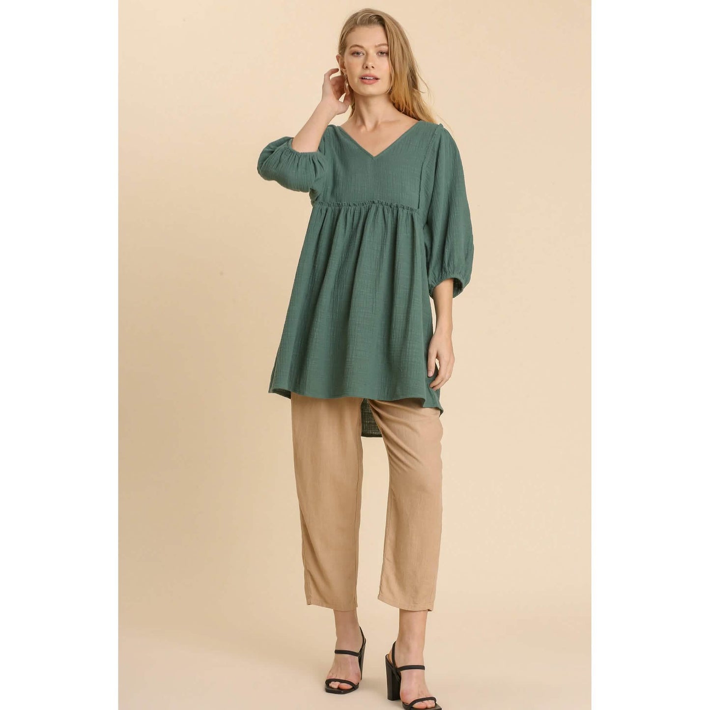 Tunika-Kleid aus Gaze-Slub mit V-Ausschnitt und ausgefranstem Saum