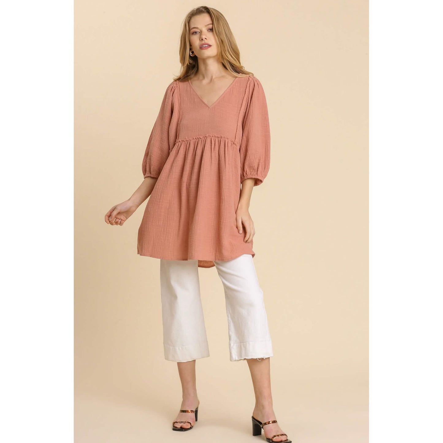 Tunika-Kleid aus Gaze-Slub mit V-Ausschnitt und ausgefranstem Saum