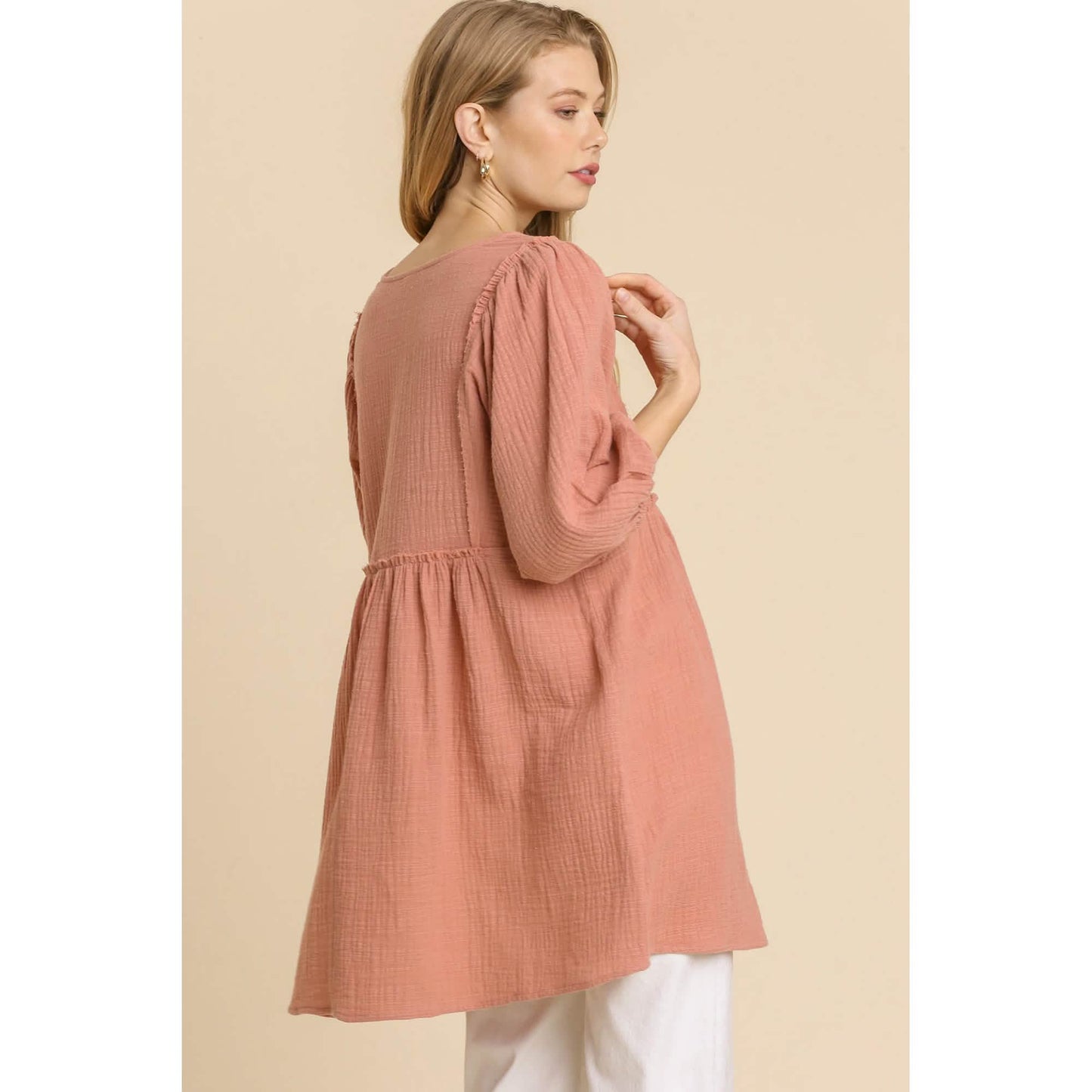 Tunika-Kleid aus Gaze-Slub mit V-Ausschnitt und ausgefranstem Saum