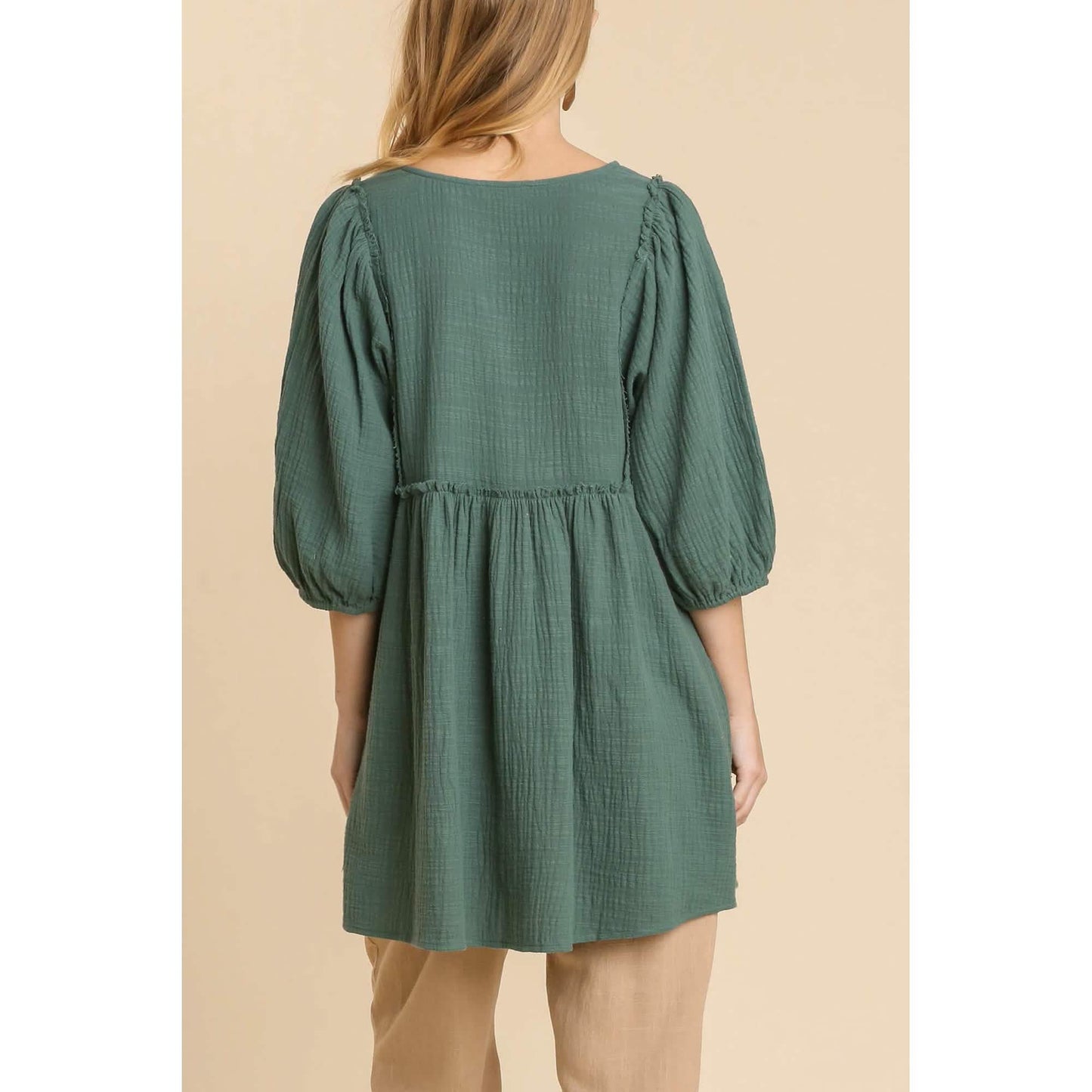 Tunika-Kleid aus Gaze-Slub mit V-Ausschnitt und ausgefranstem Saum