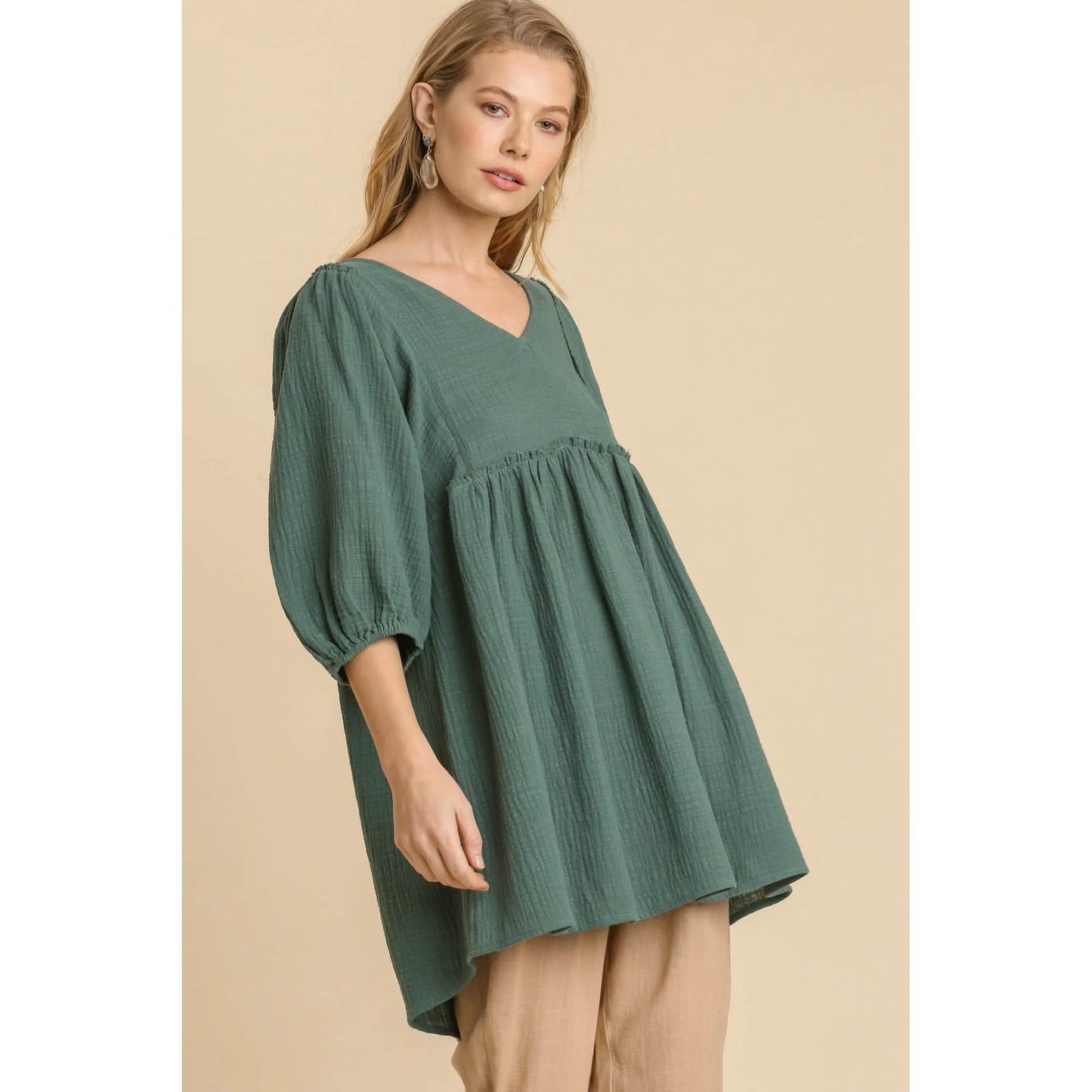 Tunika-Kleid aus Gaze-Slub mit V-Ausschnitt und ausgefranstem Saum