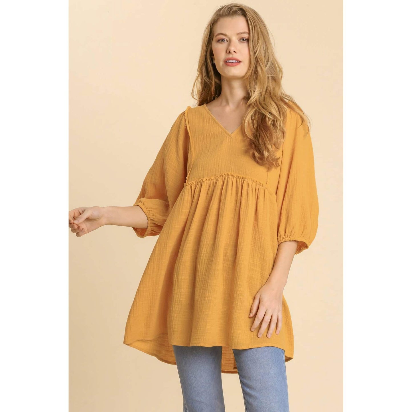 Tunika-Kleid aus Gaze-Slub mit V-Ausschnitt und ausgefranstem Saum