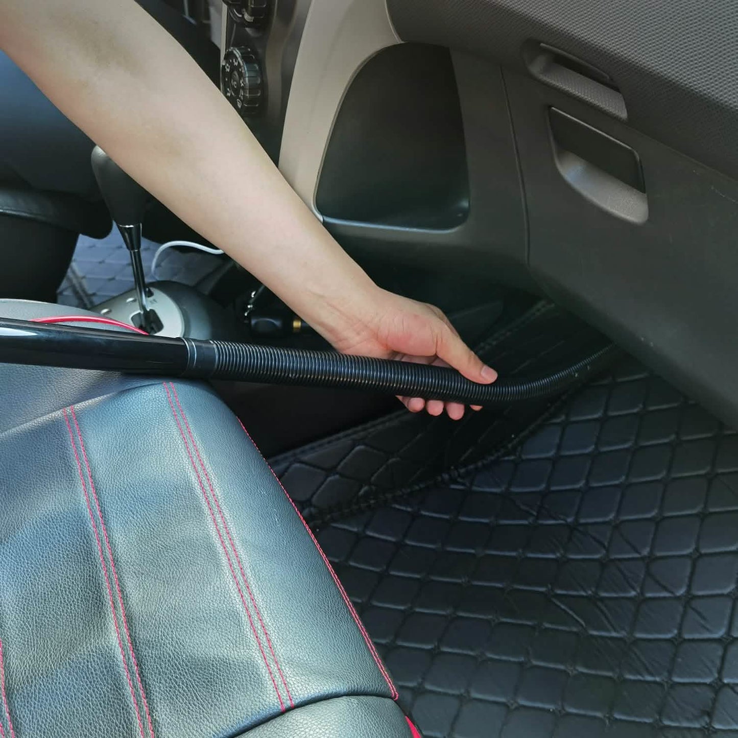 Handstaubsauger fürs Auto mit Zubehörset