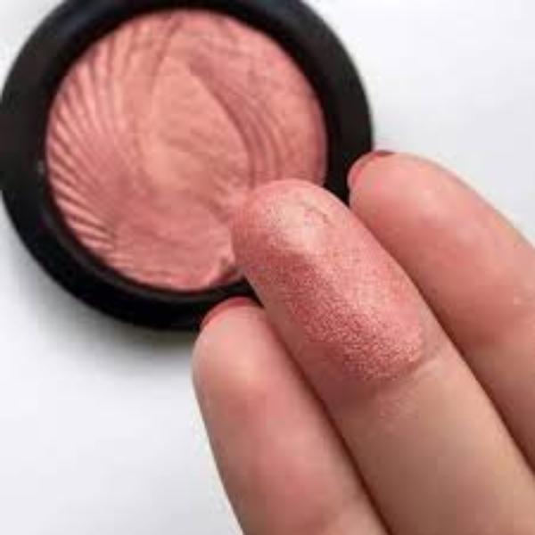 Vivid Baked Highlighter – Rose Gold Lights