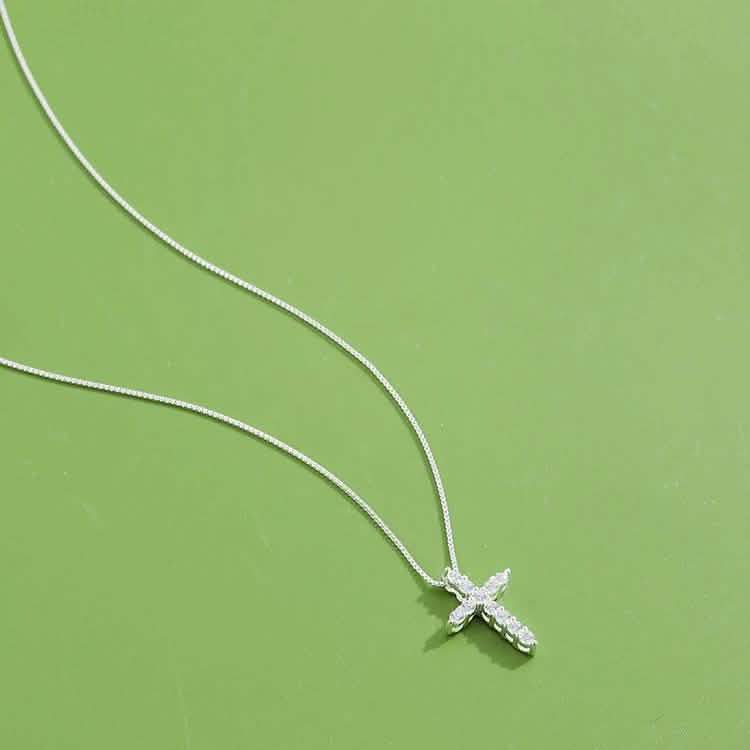 INALIS – Halskette aus 925er Sterlingsilber mit klassischem Kreuz und Zirkonia