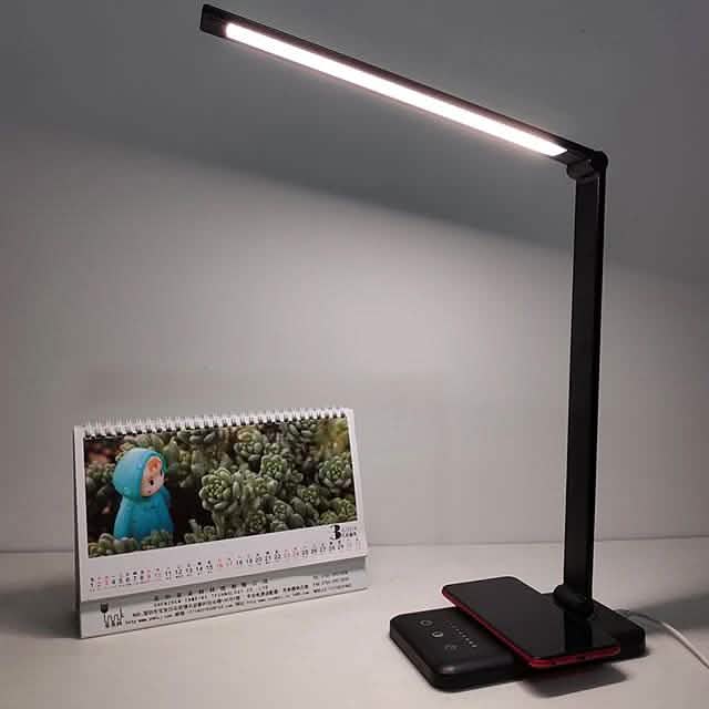 Schreibtischlampe mit kabelloser Handy-Ladefunktion