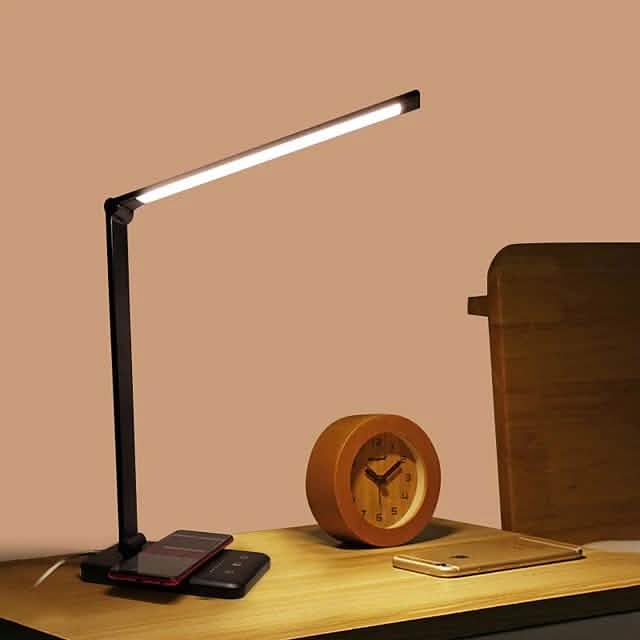 Schreibtischlampe mit kabelloser Handy-Ladefunktion