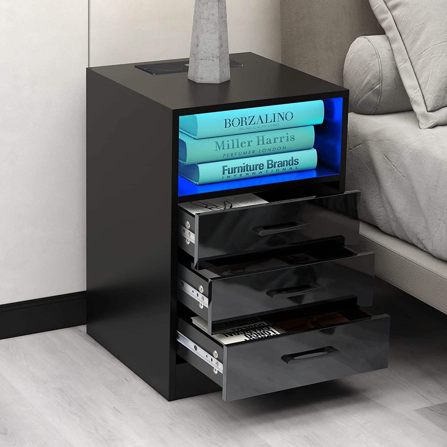 Nachttisch mit 3 Schubladen, Schrankfach und USB-Ladeanschlüssen