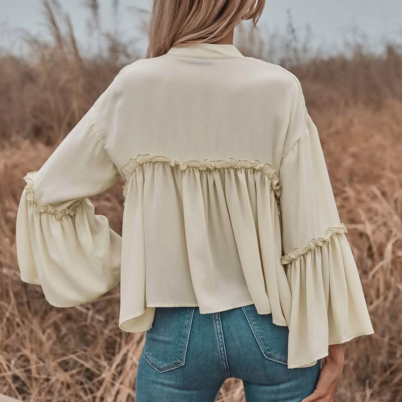 Babydoll-Bluse mit gekerbter Halslinie, Rüschenbesatz und Volantärmeln