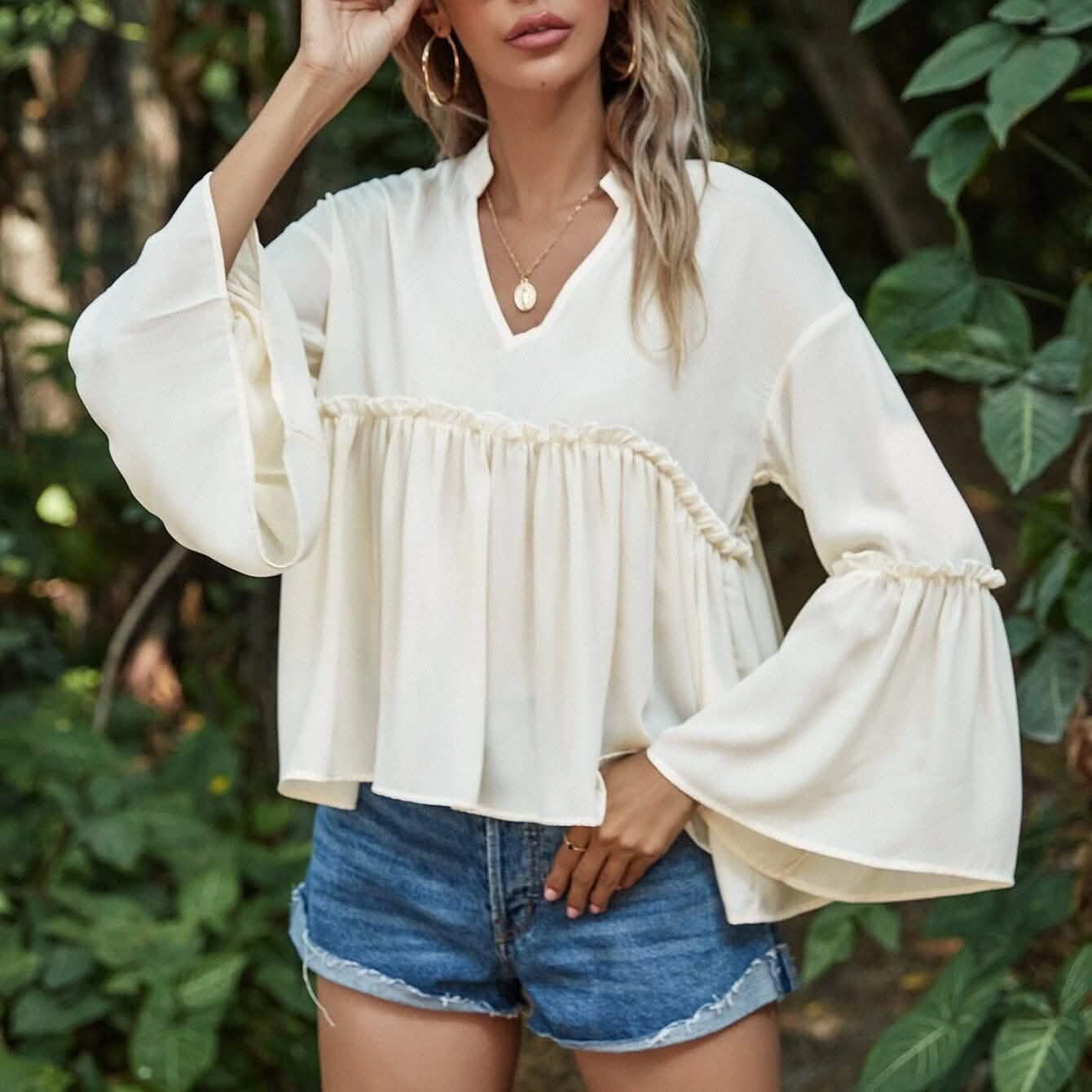 Babydoll-Bluse mit gekerbter Halslinie, Rüschenbesatz und Volantärmeln