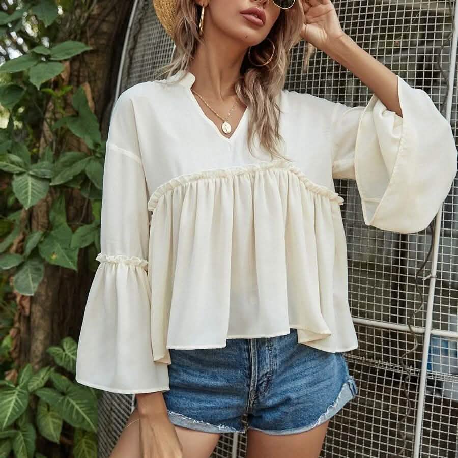 Babydoll-Bluse mit gekerbter Halslinie, Rüschenbesatz und Volantärmeln