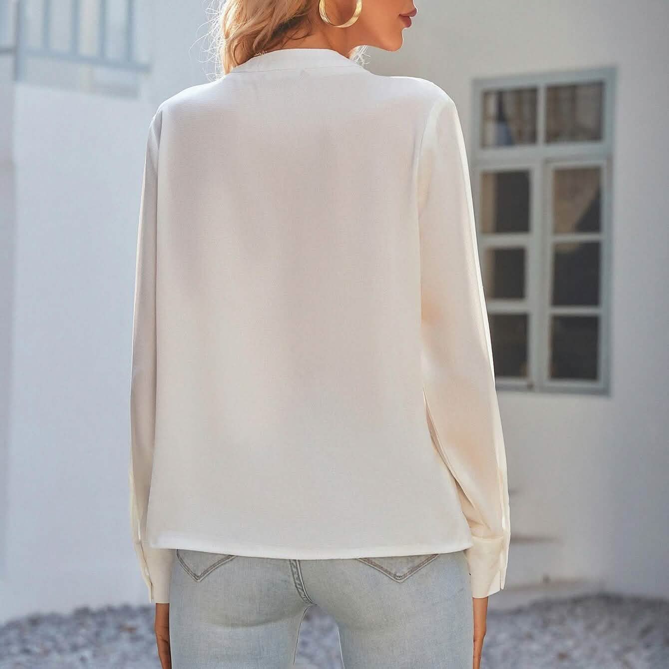 Bluse mit Kerbenhals und plissierter Verzierung