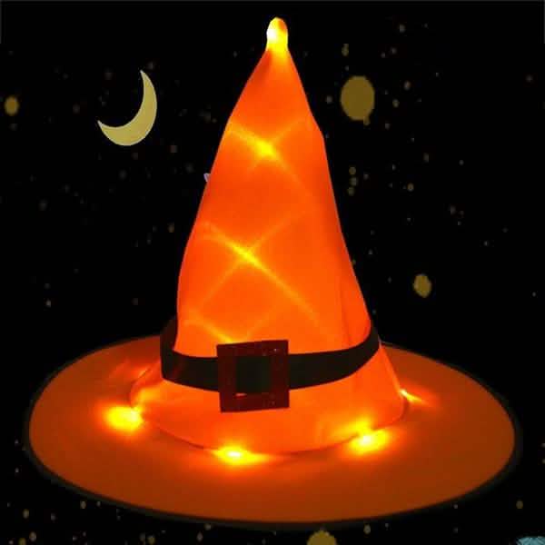 Leuchtende Hüte für die Halloween-Außendekoration