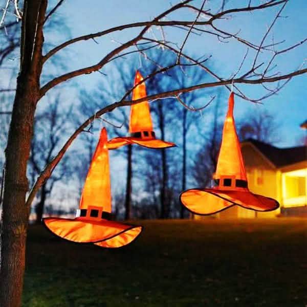 Leuchtende Hüte für die Halloween-Außendekoration