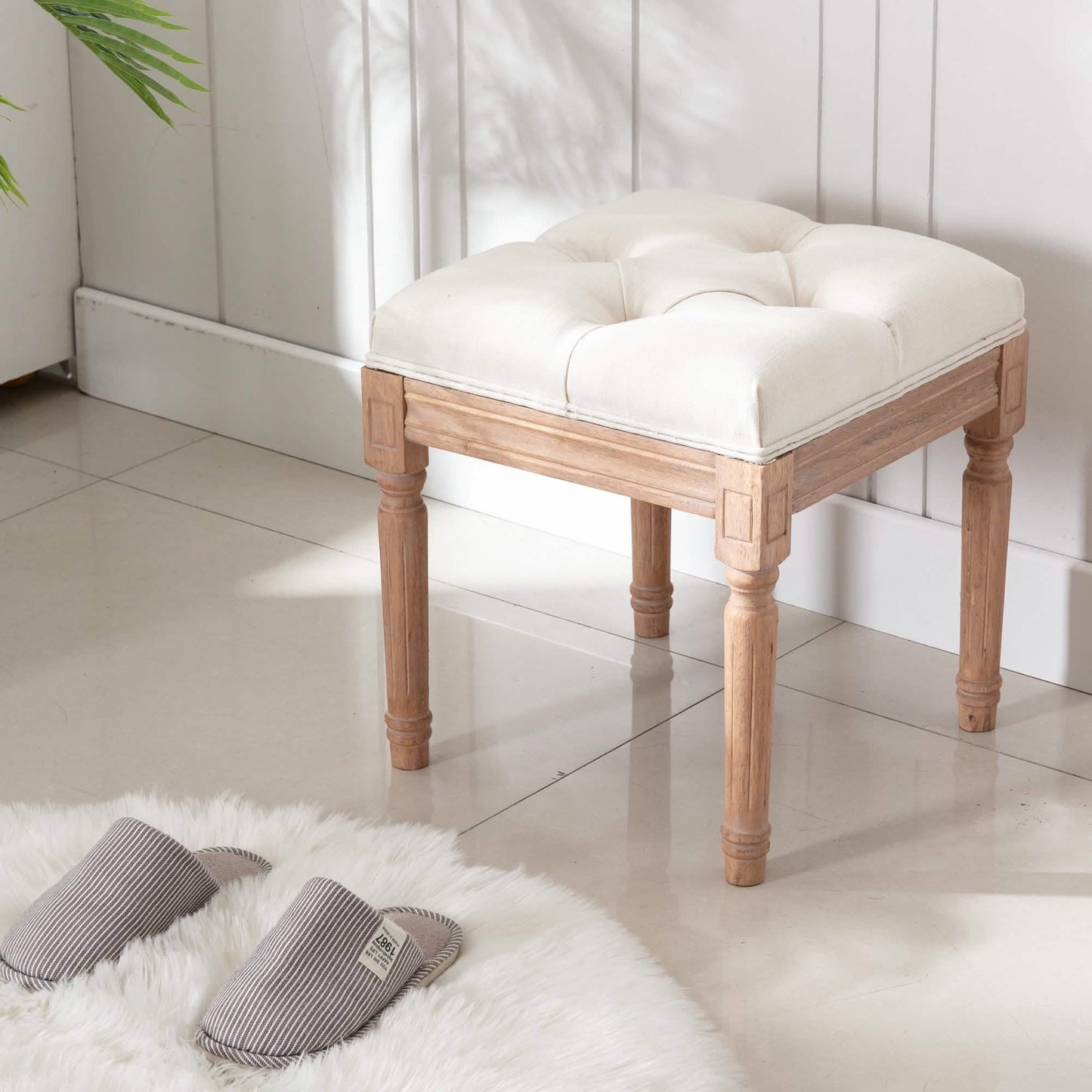 Gepolsterter quadratischer Hocker mit Kautschukholzbeinen