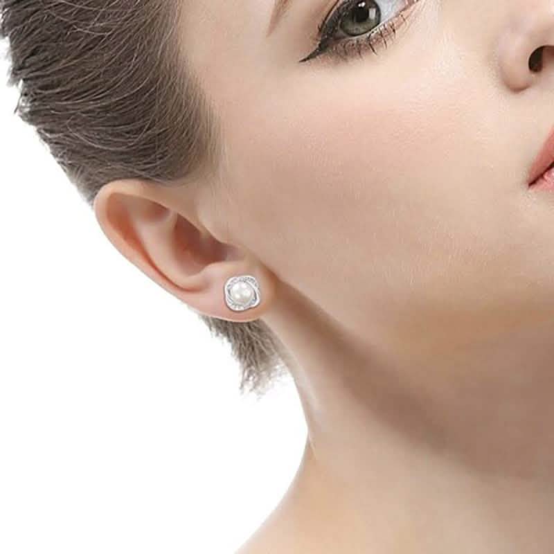 Ohrstecker aus Perlen und Swarovski-Kristallen in Weißgold