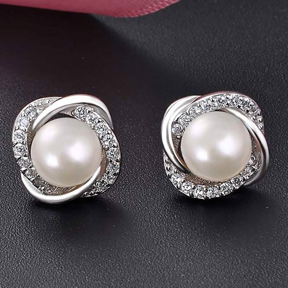 Ohrstecker aus Perlen und Swarovski-Kristallen in Weißgold