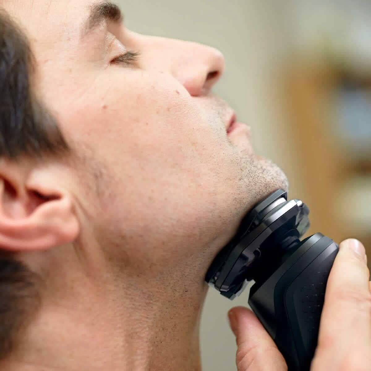Philips Wet & Dry Shaver Series 5000 mit SkinIQ-Technologie + Scherköpfe, Lade- und Reinigungsstation (Generalüberholt)
