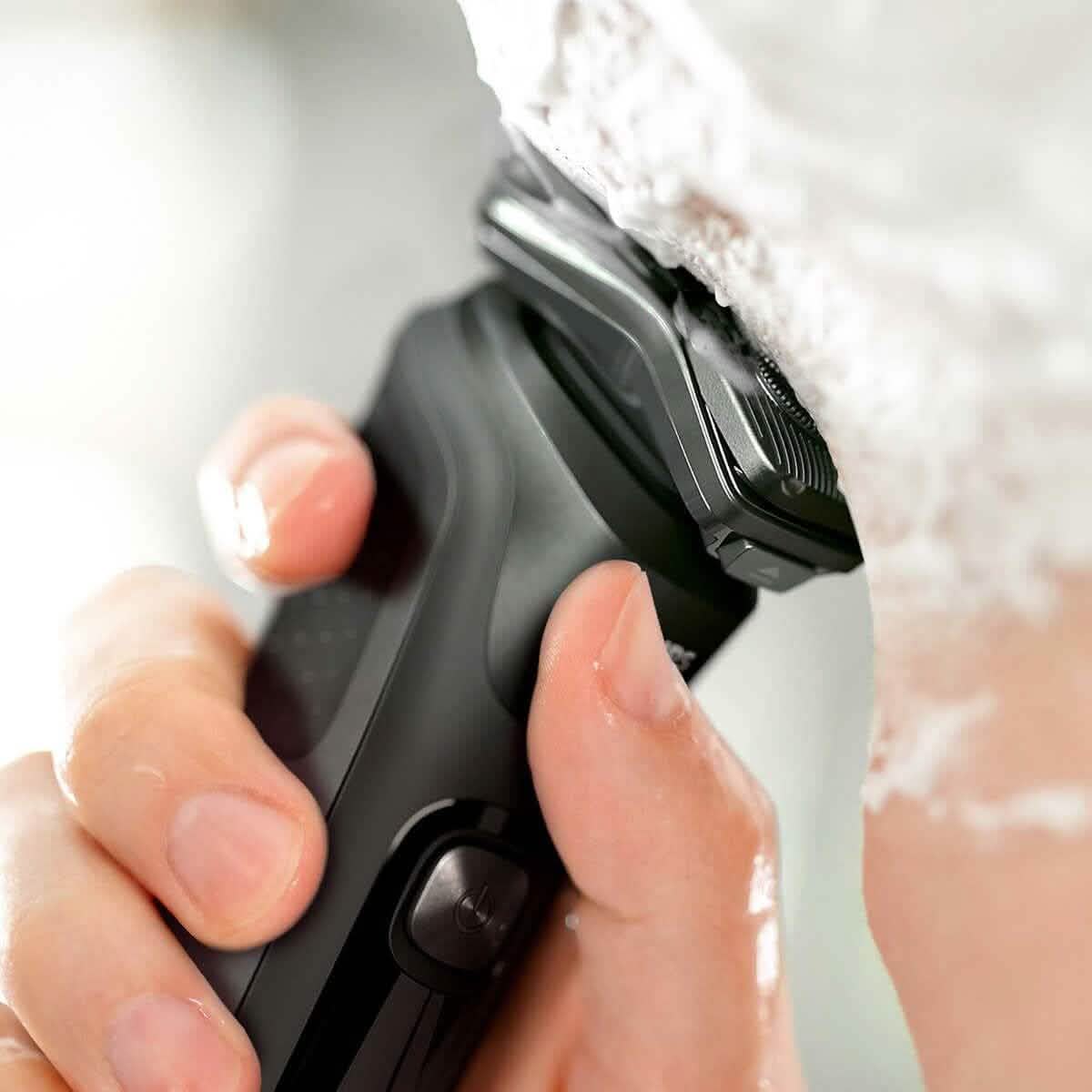 Philips Wet & Dry Shaver Series 5000 mit SkinIQ-Technologie + Scherköpfe, Lade- und Reinigungsstation (Generalüberholt)