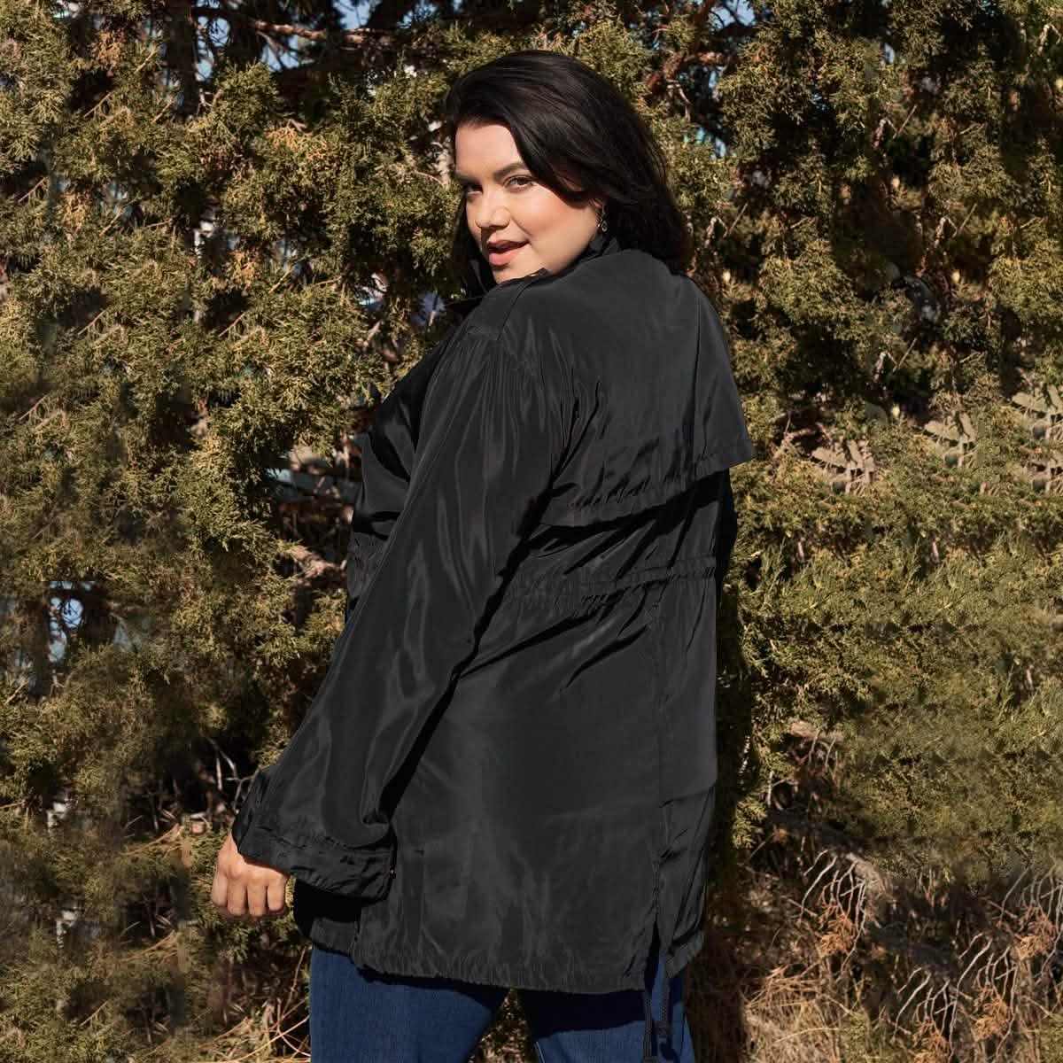 Glänzende Coach-Jacke in großen Größen mit Kordelzug und Knopfleiste