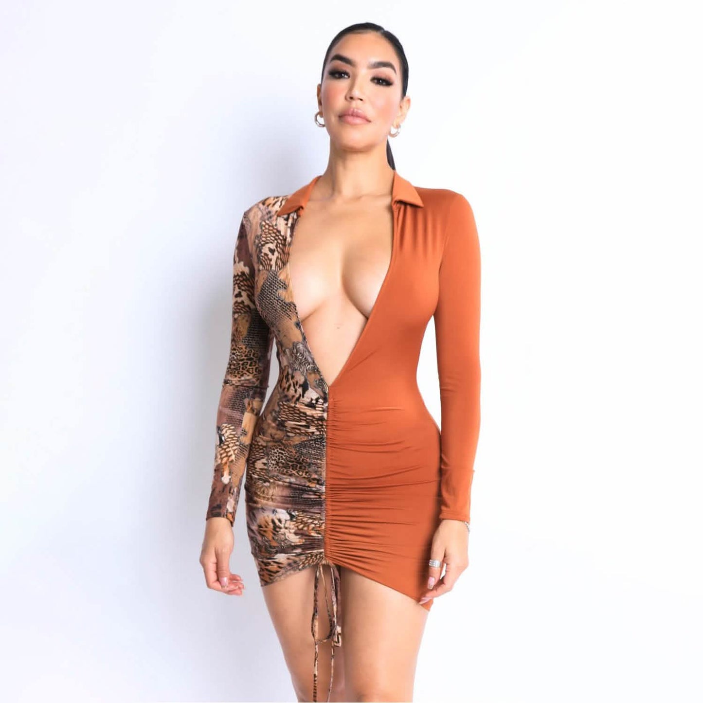 Bedrucktes Kleid mit tiefem V-Ausschnitt, geraffter Vorderseite und Farbblock-Design