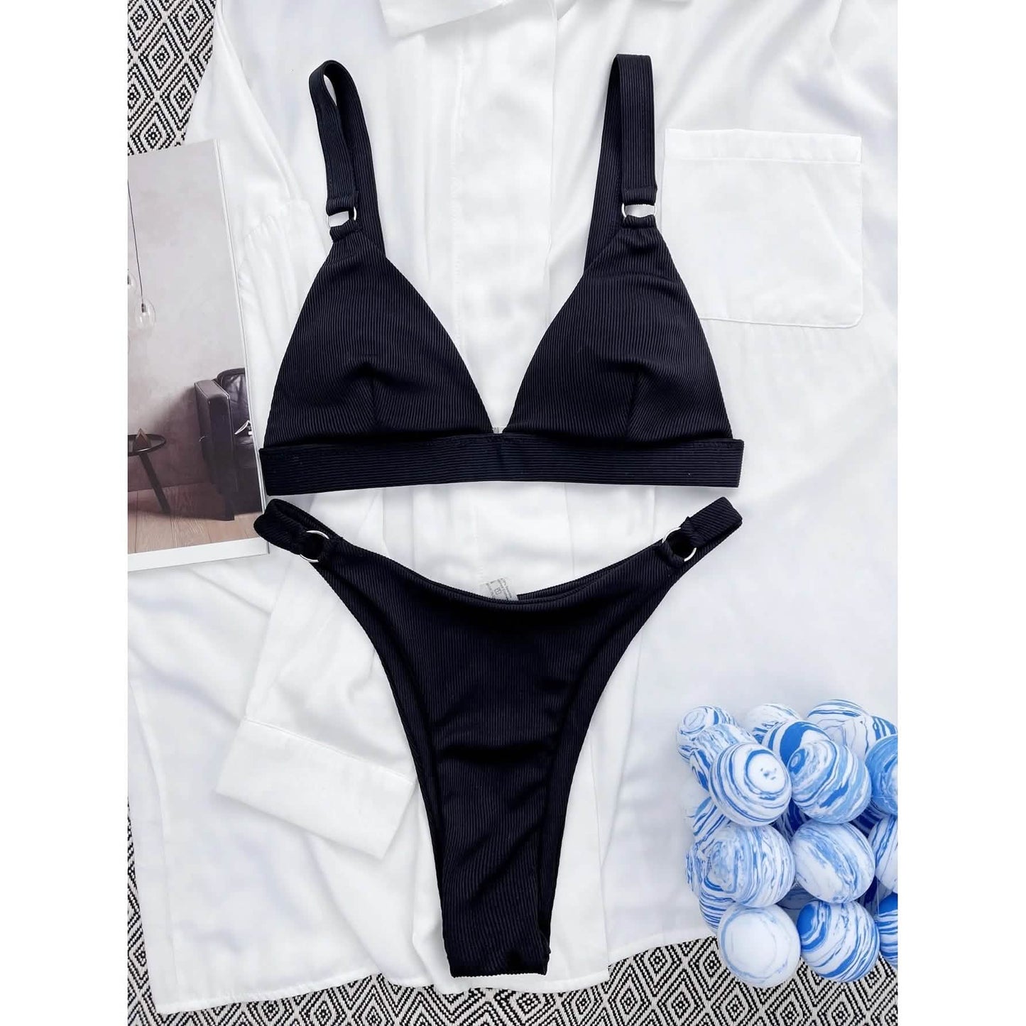 Bikinioberteil mit Rippenring und hoch geschnittene Bikinihose
