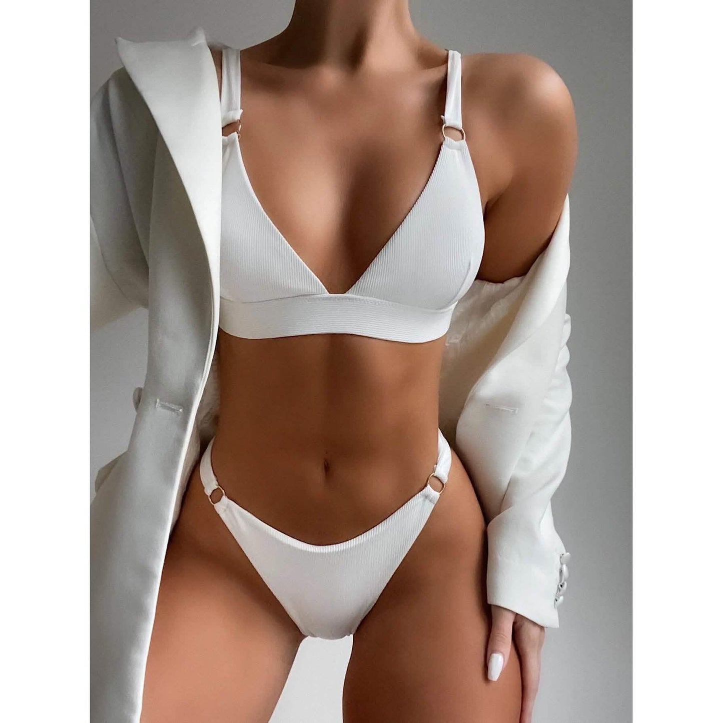Bikinioberteil mit Rippenring und hoch geschnittene Bikinihose