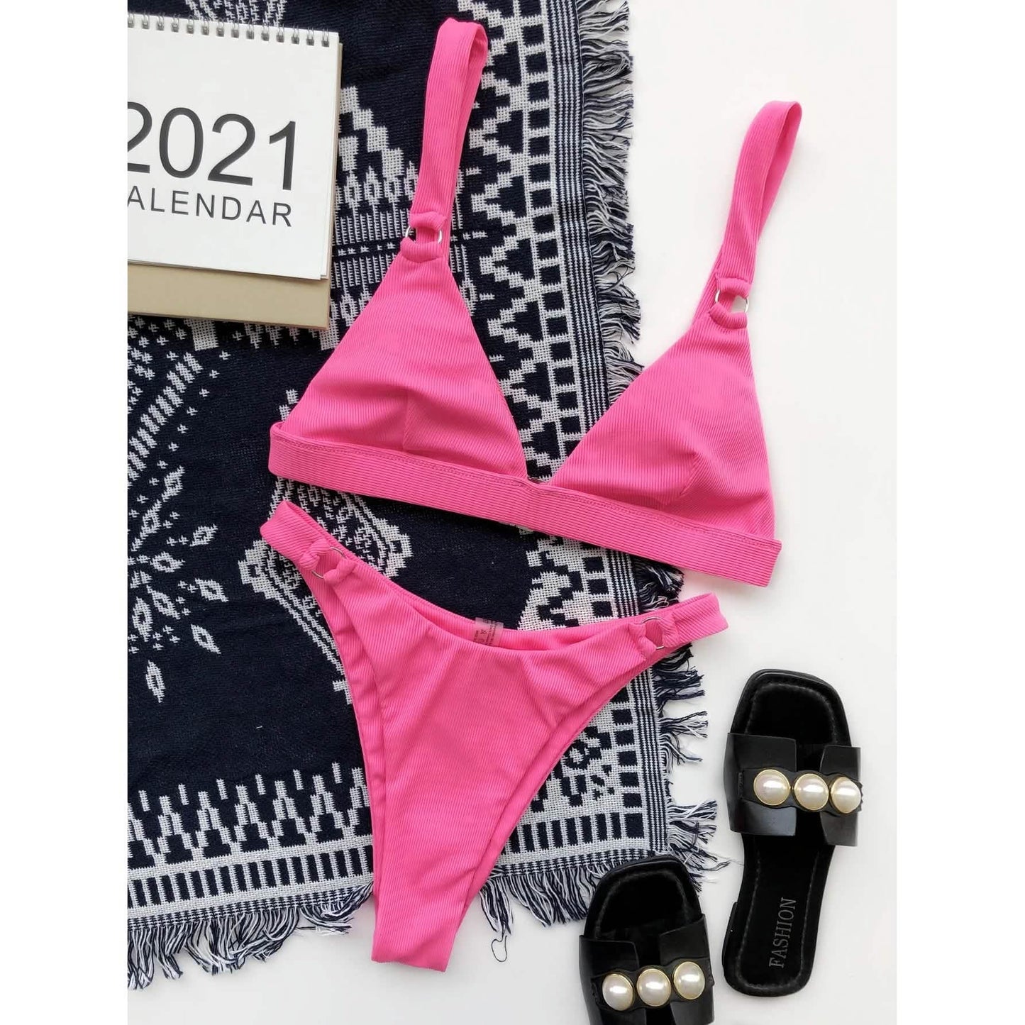 Bikinioberteil mit Rippenring und hoch geschnittene Bikinihose