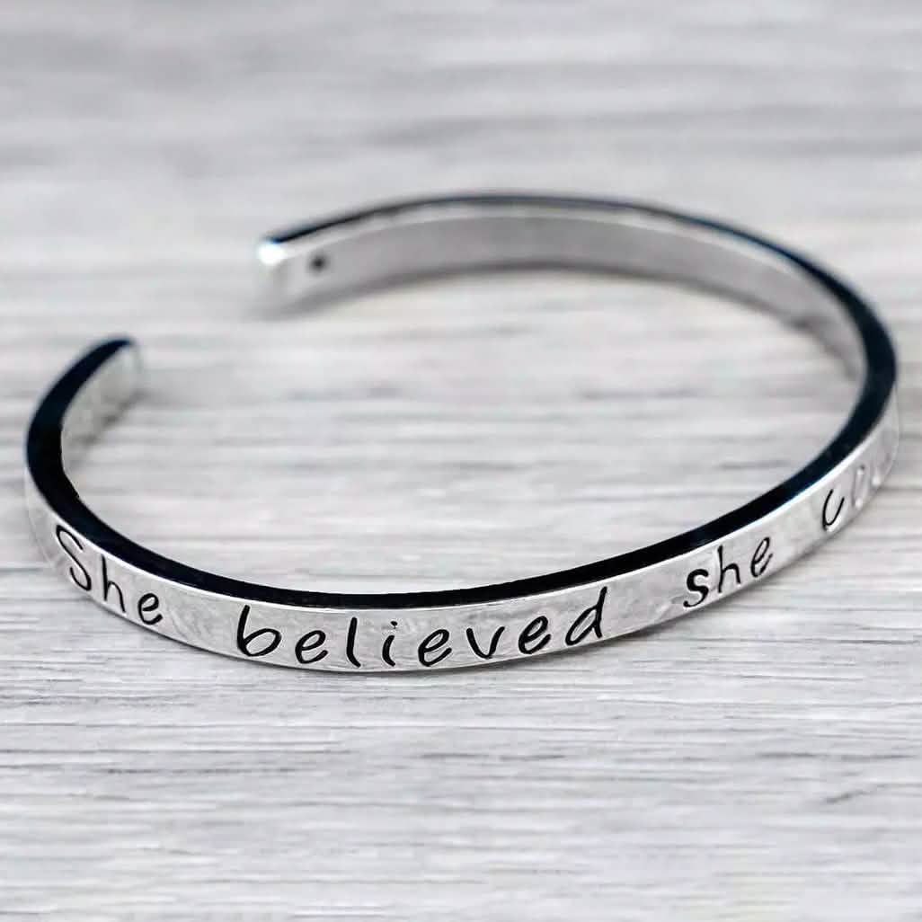 "Sie glaubte, sie könnte es, also tat sie es" Inspirierendes Armreif-Armband