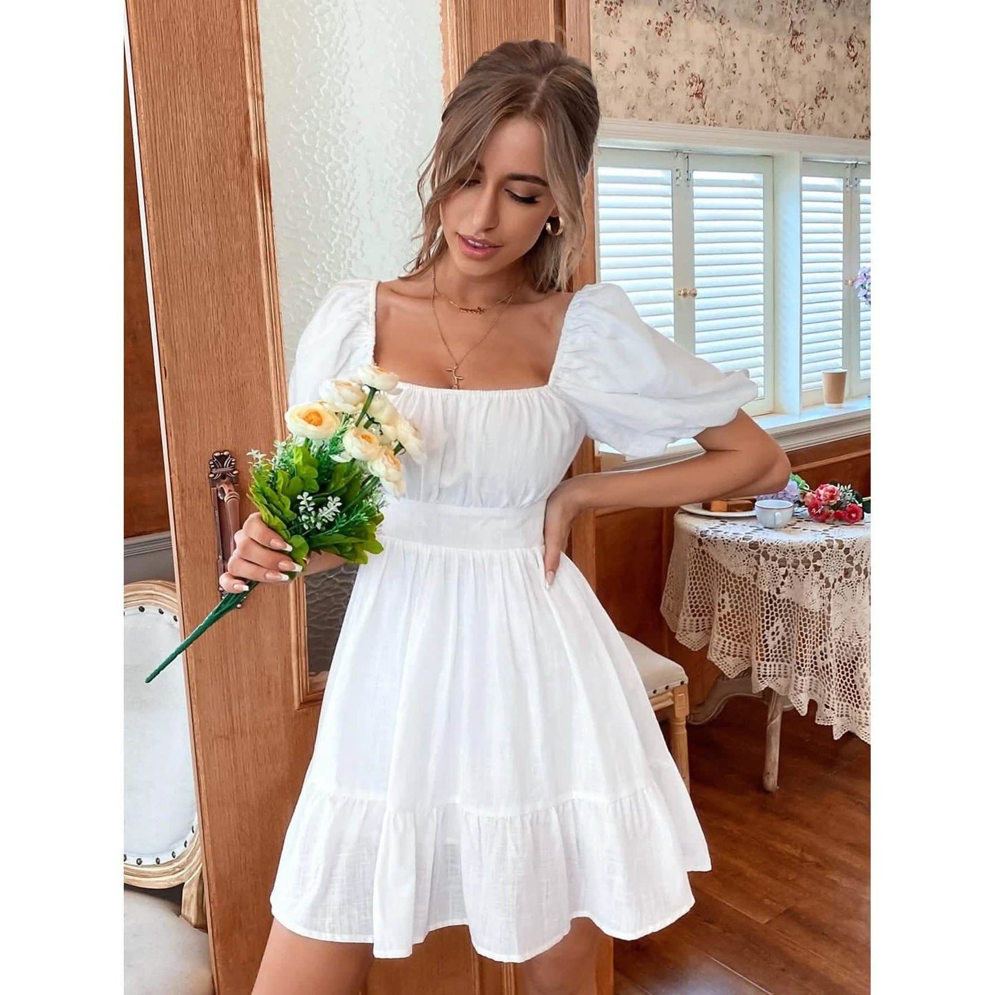 Kleid mit gebundenem Rückenausschnitt und Volant-Saum
