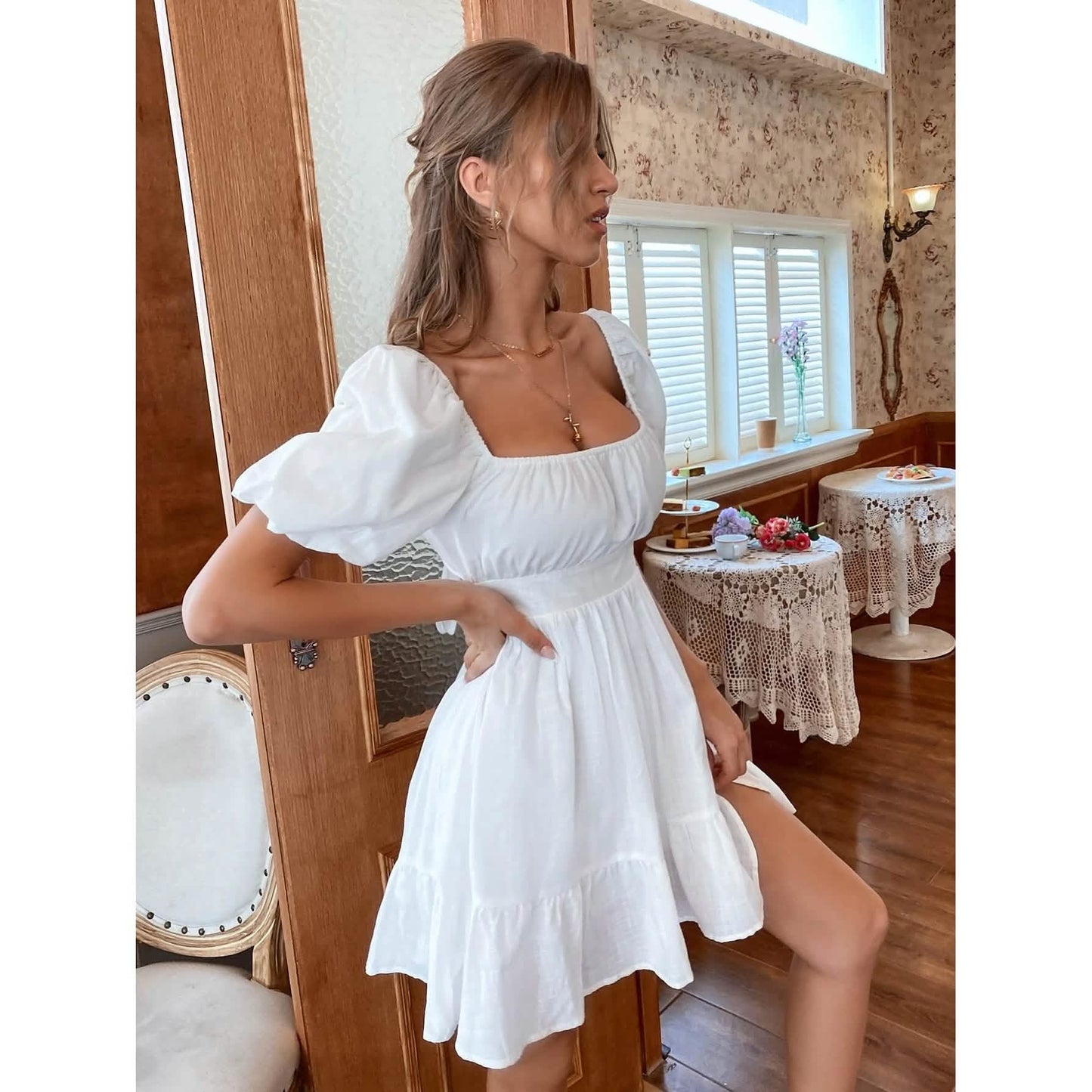 Kleid mit gebundenem Rückenausschnitt und Volant-Saum