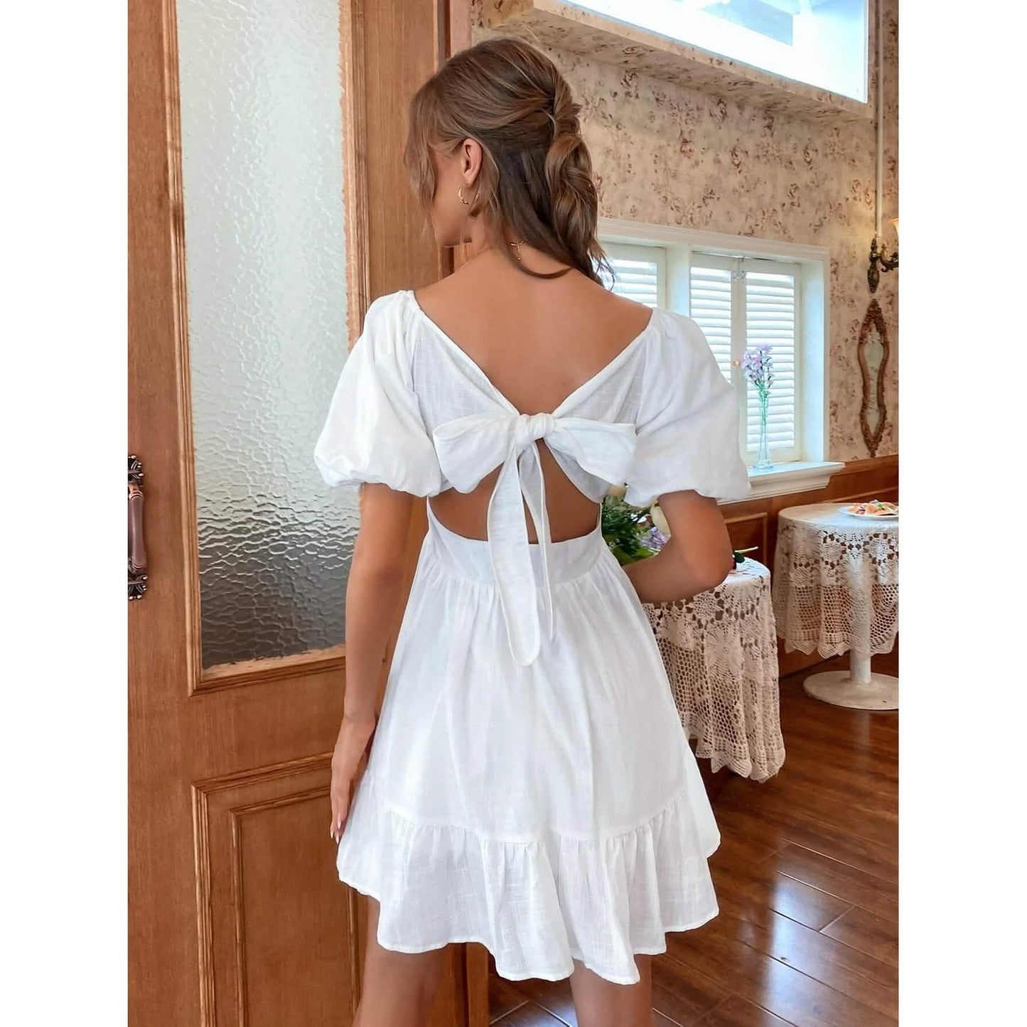 Kleid mit gebundenem Rückenausschnitt und Volant-Saum