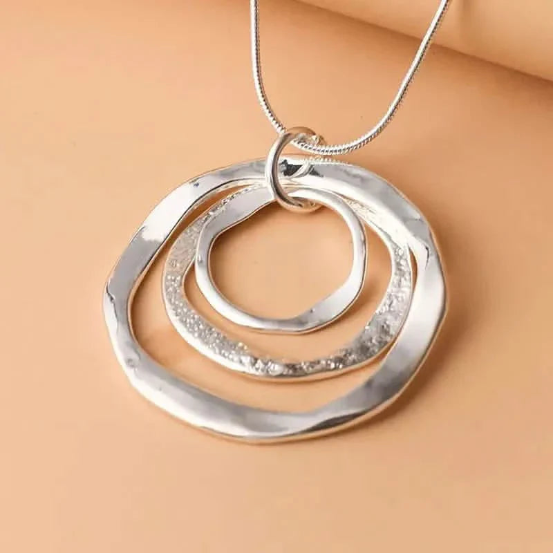 Halskette mit drei Ringen und Anhänger