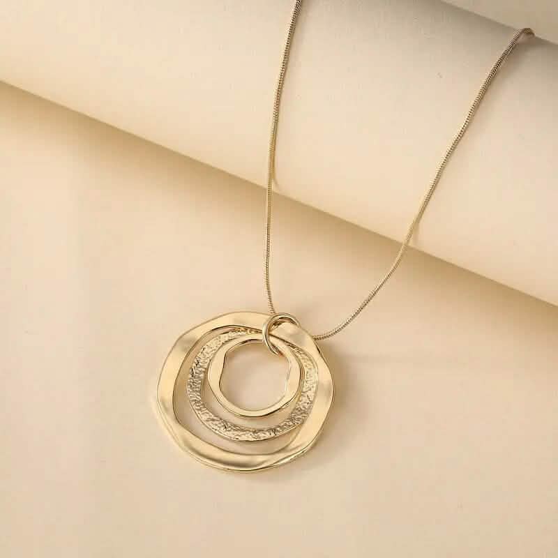 Halskette mit drei Ringen und Anhänger