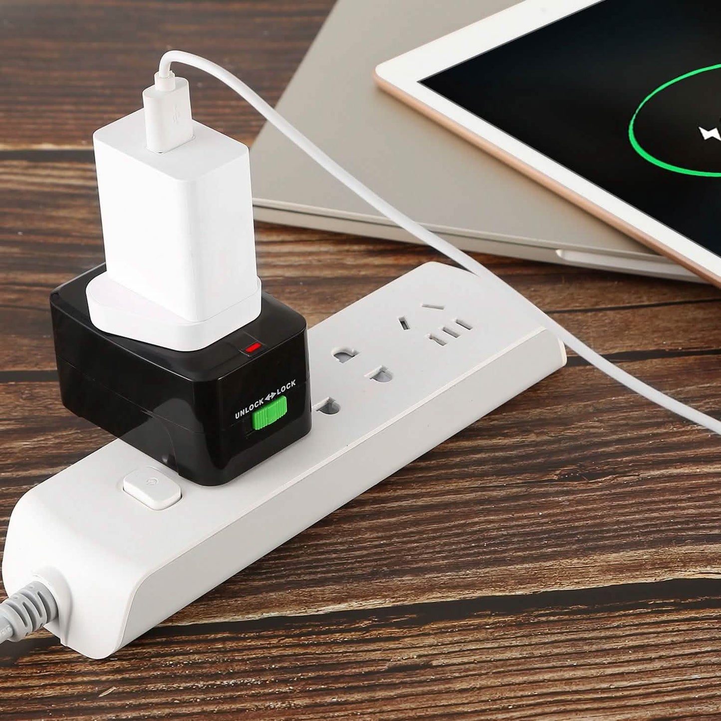 Universal-Reiseadapter mit 4 austauschbaren Steckern